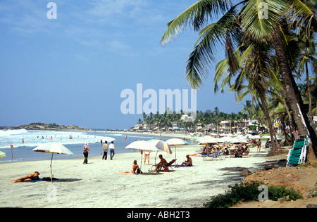 Westlichen Sonnenanbeter am Kovalam Beach, Kerala, Südindien, schlug drei Tage nach dem Tsunami die Küste, 2004 Stockfoto