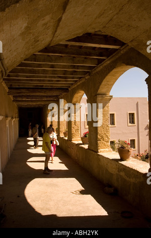 Griechisch-orthodoxe Kloster gewölbte Gasse in Kreta Griechenland Stockfoto