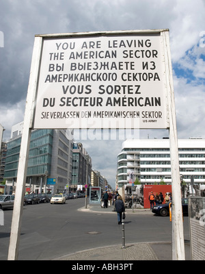 Wegweiser - Sie verlassen den amerikanischen Sektor - an der berühmten ehemaligen Checkpoint Charlie Berlin Deutschland Stockfoto