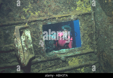 Babs Jackson Blick durch das Fenster ins Bad hinter der Brücke auf die Umbria Wrack Port Sudan Wingate Riffe Stockfoto