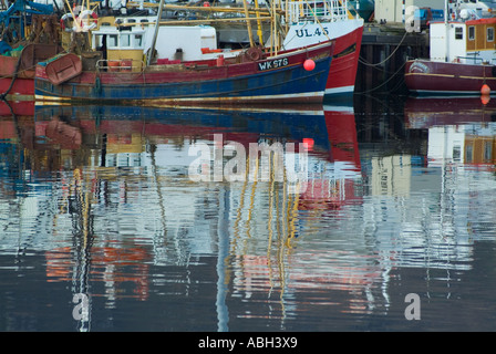 Angelboote/Fischerboote im Hafen Ullapool Reflexionen Wester Ross Schottland UK GB EU Nordeuropa Stockfoto