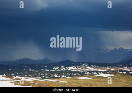 Annäherung an Sturm von oben auf den Beartooth Pass US Highway 212 in June Montana USA Vereinigte Staaten von Amerika Stockfoto