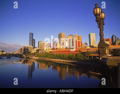 Rialto Gebäude und Flinders Street Station am Yarra River in Melbourne Stockfoto