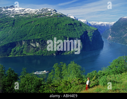 Kreuzfahrtschiff nähert sich Geiranger am Geirangerfjord Stockfoto