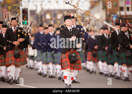 Schottische Volksmusik Tasche Pipers Dudelsackkapelle marschieren hinunter Annan High Street Scotland UK Stockfoto