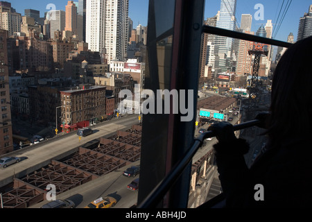 Blick auf Straße von Kabel Wagen von Roosevelt Island, New York, USA, April 2006 Stockfoto