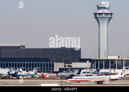 Kontrollturm OHare Bereich Chicago steht hinter kleineren Regionalflugzeuge auf Schürze und Rollwege Illinois USA Stockfoto