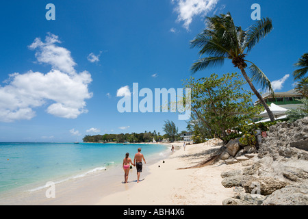 Barbados. Paar am Strand in Holetown, Westküste, Barbados, kleine Antillen, West Indies, Karibik Stockfoto