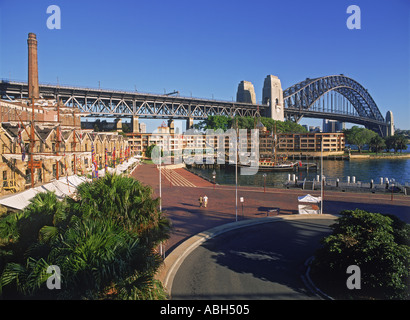 Campbells Cove on The Rocks mit Hafenbrücke bei Sonnenaufgang in Sydney Stockfoto