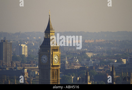 Big Ben 4,45 pm, South London Bezirke einschließlich Rat Immobilien Türme im Hintergrund. London, England Stockfoto