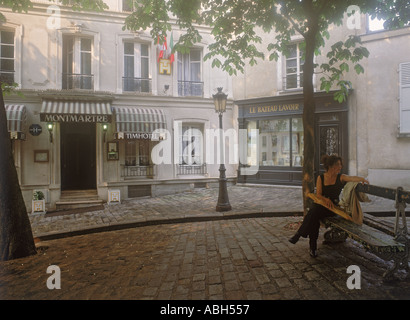 Paris Frau mit Baguette ruht in kleinen ruhigen Montmartre quadratisch Stockfoto