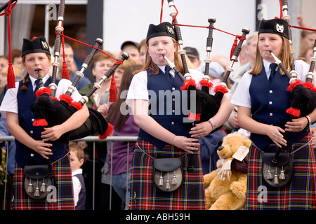 Pipe Band junge Kinder Dudelsack auf Annan High Street Teil des Annan-Reiten der schottischen Märsche Stockfoto