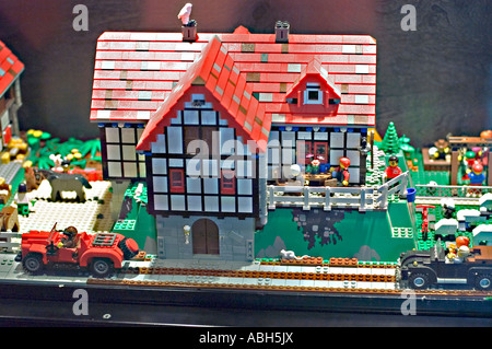 LEGO-Modell des Bahnhofs Braunschweig, Deutschland, mit detailliertem Ziegelwerk, Minifiguren und Oldtimern in einem Miniatur-Diorama. Stockfoto
