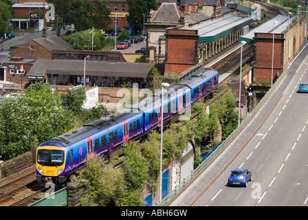 Eine erste North Western Trans Pennine Express verlässt Warrington Central Railway Station Richtung Westen. Stockfoto