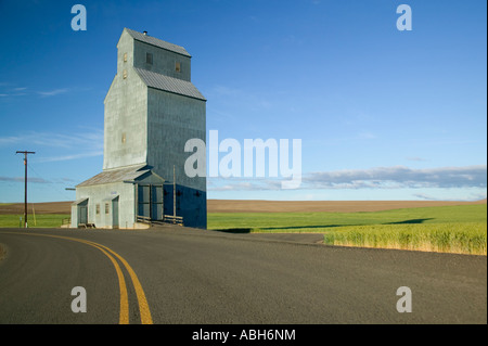 Aufzug für die Lagerung Weizen, Autobahn-Kurve mit orange Mittellinie, Oregon Stockfoto