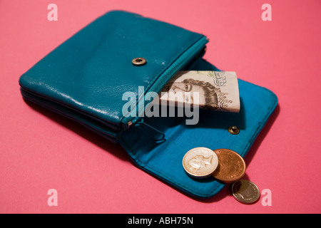 Blaue Leder Geldbörse und fünf-Pfund-Banknote und Münzen. Stockfoto