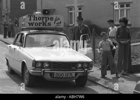 Jeremy Thorpe, Wahlkampf 1970er. Thorpe arbeitet für uns. Sein Wahlslogan. Treffen und Begrüßung. 1979 HOMER SYKES Stockfoto