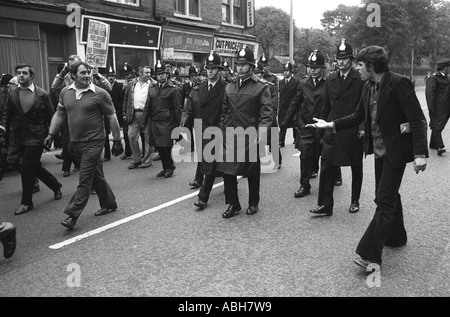 Nationale Front März Manchester England A linke Demonstrator Medienkanäle der NF, die von der Polizei 1979 geschützt sind Stockfoto