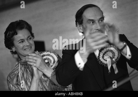 Jeremy Thorpe 1979. "Thorpe arbeitet für uns" mit Frau Marion bei seiner Adoptionssitzung für seinen Wahlkreis Barnstable 1979 in Nord-Devon. 1970er HOMER SYKE Stockfoto