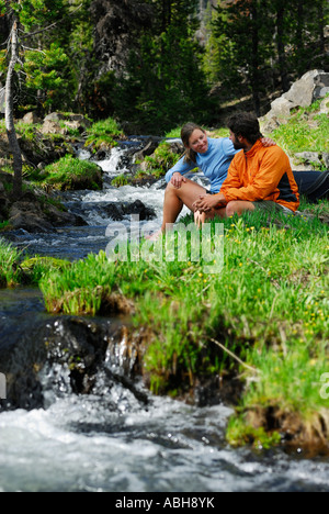 Wanderer paar Ruhe und Entspannung von einem kalten Gebirgsbach mit Füßen im Wasser Oregon USA Stockfoto