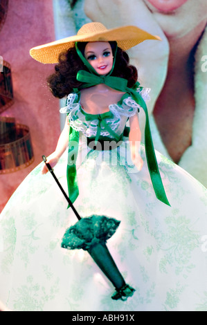 Barbie as Scarlet O'Hara (Green Drapery Dress) – Hollywood Legend Collection Puppe mit Strohhut und grünem Schirm. Stockfoto