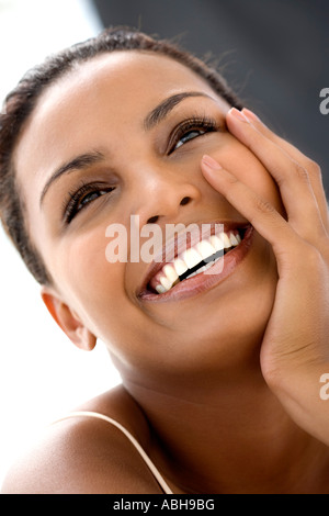 Portrait eines jungen lächelnde Frau, Hand auf Wange Stockfoto