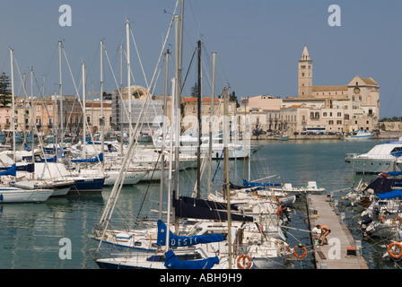 Dom San Nicola Pellegrino mittelalterlichen Hafen Trani Puglia Süditalien gewidmet Stockfoto