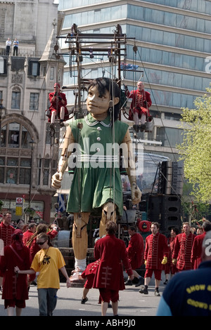 Das kleine Mädchen, ein Spaziergang durch London während The Sultans Elephant Straße Theater zu zeigen. Trafalgar Square, London, England Stockfoto