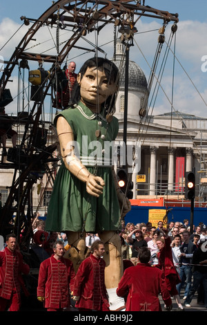 Das kleine Mädchen, ein Spaziergang durch London während The Sultans Elephant Straße Theater zu zeigen. Trafalgar Square, London, England Stockfoto