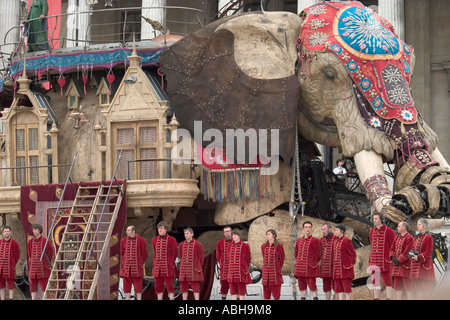 Der Sultan Elefant. Straßentheater von Royal De Luxe am Trafalgar Square in London Stockfoto