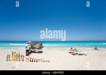Strand-Händler am Strand in der Hotelzone von Varadero, Kuba Stockfoto