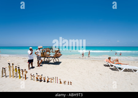Strand von Varadero. Strand-Händler am Strand in der Hotelzone von Varadero, Kuba Stockfoto