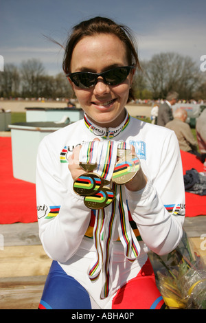 Victoria Pendleton hält ihre WM Titel Medaillen Stockfoto