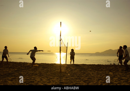 Menschen spielen Federball am Strand in den frühen Morgenstunden Nha Trang Vietnam Stockfoto