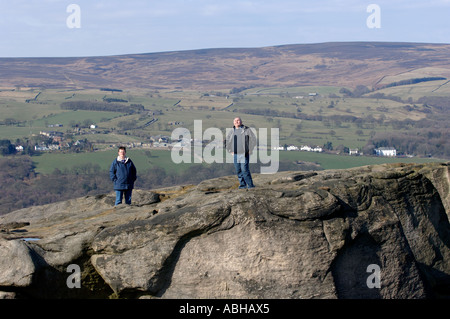 Wanderer, Stand auf und sah über den Rand der Kuh und Kalb Felsen, Ilkley, West Yorkshire, Großbritannien. Stockfoto