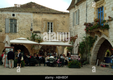 Die ummauerte Stadt der Bastide de Monpazier inmitten der Dordogne Region Frankreich Stadt Essen Ort des Cornieres Stockfoto