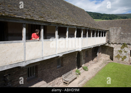 Frau auf Balkon Nordrange Tretower Gericht Wales UK Stockfoto