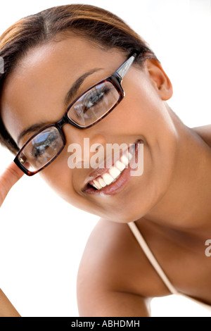 Porträt einer jungen lächelnde Frau mit Brille Stockfoto