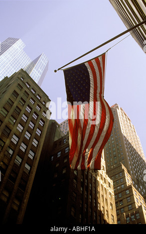 AMERIKANISCHE FLAGGE UND BÜROGEBÄUDE NEW YORK Stockfoto