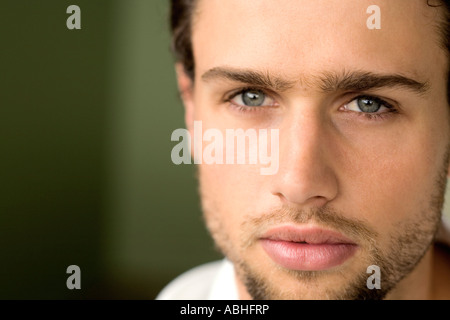 Porträt eines jungen Mannes in die Kamera schaut Stockfoto