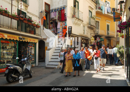 Amalfi Stadtzentrum enge bunte Einkaufsstraßen Szene Einheimische und Touristen spazieren an sonnigen heißen Sommertagen Salerno Campania Süditalien Europa EU Stockfoto