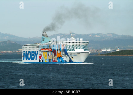 Olbia Sardinien Port Moby Lines Wonder Fähre in Grafiken darzustellen Comic-Figuren, die Abreise nach bedeckt offene Meer Stockfoto