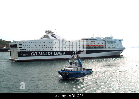 Olbia Sardinien Fährhafen Grimaldi Lines La Suprema ausgeschiedenen vorbeifahrenden Schlepper Stockfoto
