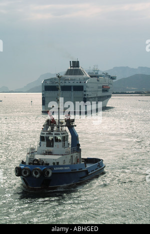 Olbia Sardinien Port Grimaldi Lines La Suprema Fähre in Richtung offenes Meer umfasst Schlepper Stockfoto