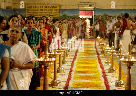 HMA78854 Menschen in Warteschlange und Messing Öllampen und Blumenschmuck im Stock am Ayyappa Tempel Pooja feiern Kerala Indien Stockfoto