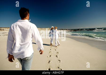 Paar und senior Frau zu Fuß am Strand Stockfoto