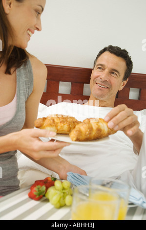 Paar beim Frühstück im Bett, im Innenbereich Stockfoto