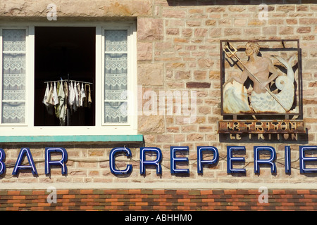 SCHILD FÜR BAR UND PFANNKUCHENRESTAURANT UND WÄSCHEREISERVICE IM WINDOW ERQUY BRITTANY FRANCE EUROPE Stockfoto