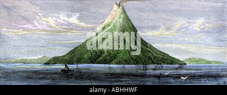 Insel Krakatau vor seiner Zerstörung, wenn der Vulkan im Jahre 1883 ausbrach. Hand - farbige Holzschnitt Stockfoto