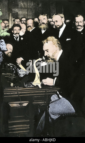 Alexander Graham Bell in New York City communicatiing zum ersten Mal mit Chicago per Telefon. Hand - farbige Raster eines Fotos Stockfoto